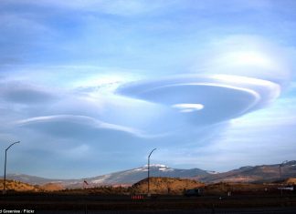 Облаци рисуват извънземни пейзажи от Япония до Аляска