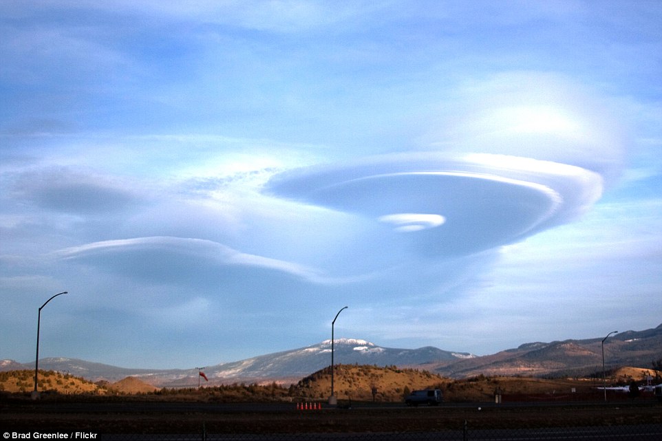 Облаци рисуват извънземни пейзажи от Япония до Аляска