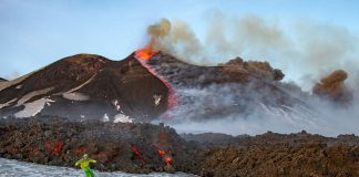 Със ски на фона на изригващия вулкан Етна