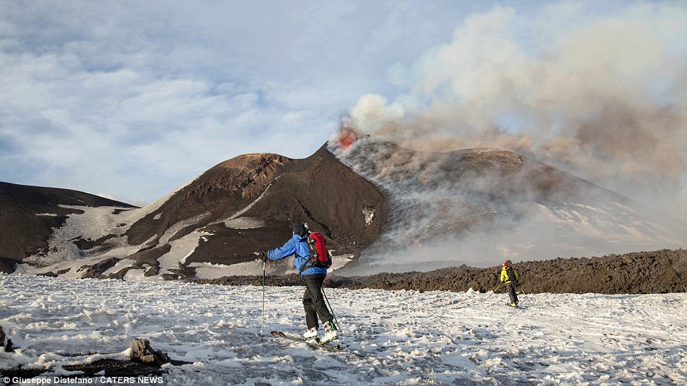 Със ски на фона на изригващия вулкан Етна