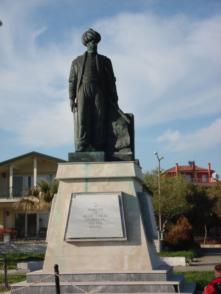 Една от многото статуи на Пири Реис в Турция.