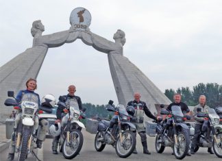 Новозеландски мотористи близо до Пхенян, Северна Корея. © Gareth Morgan