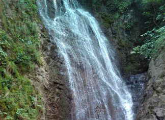 Под пръските на водопада, водопад Скока