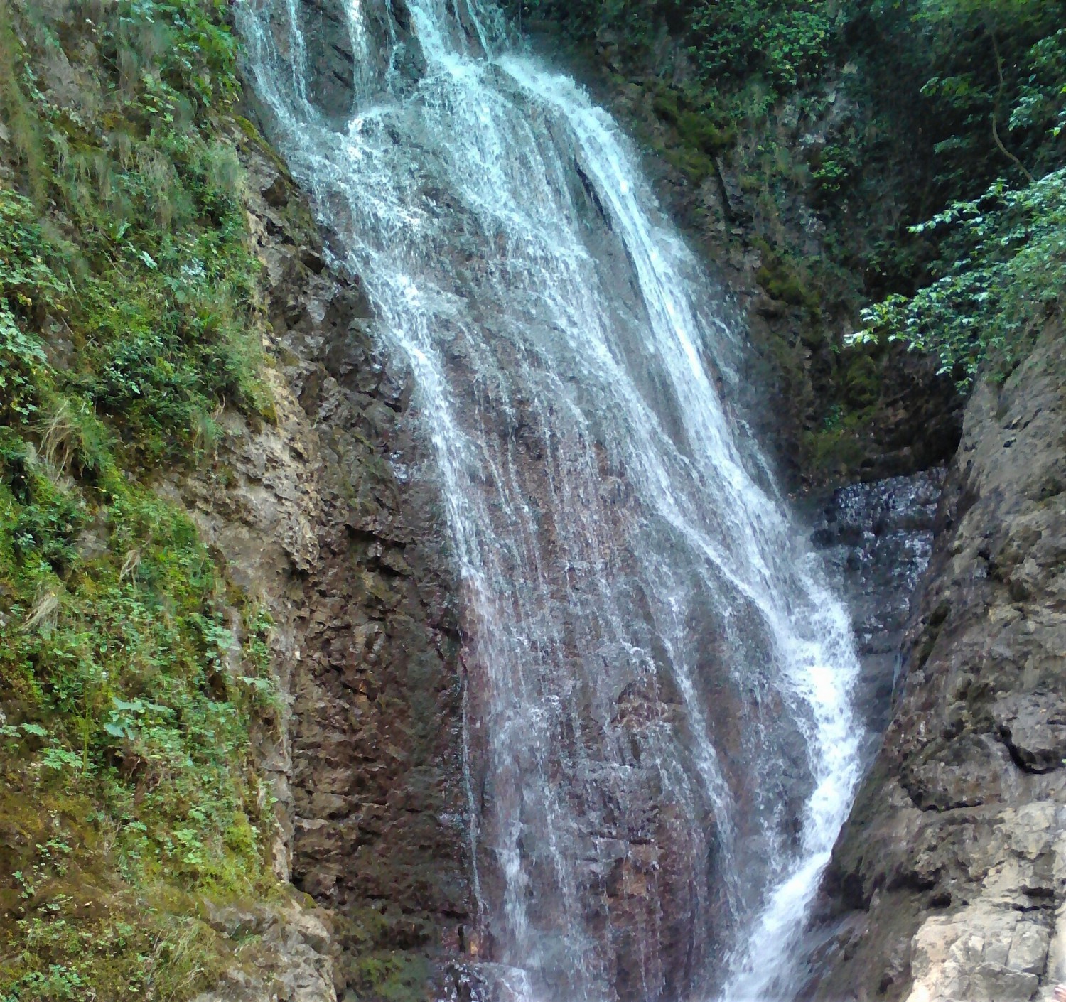 Под пръските на водопада, водопад Скока