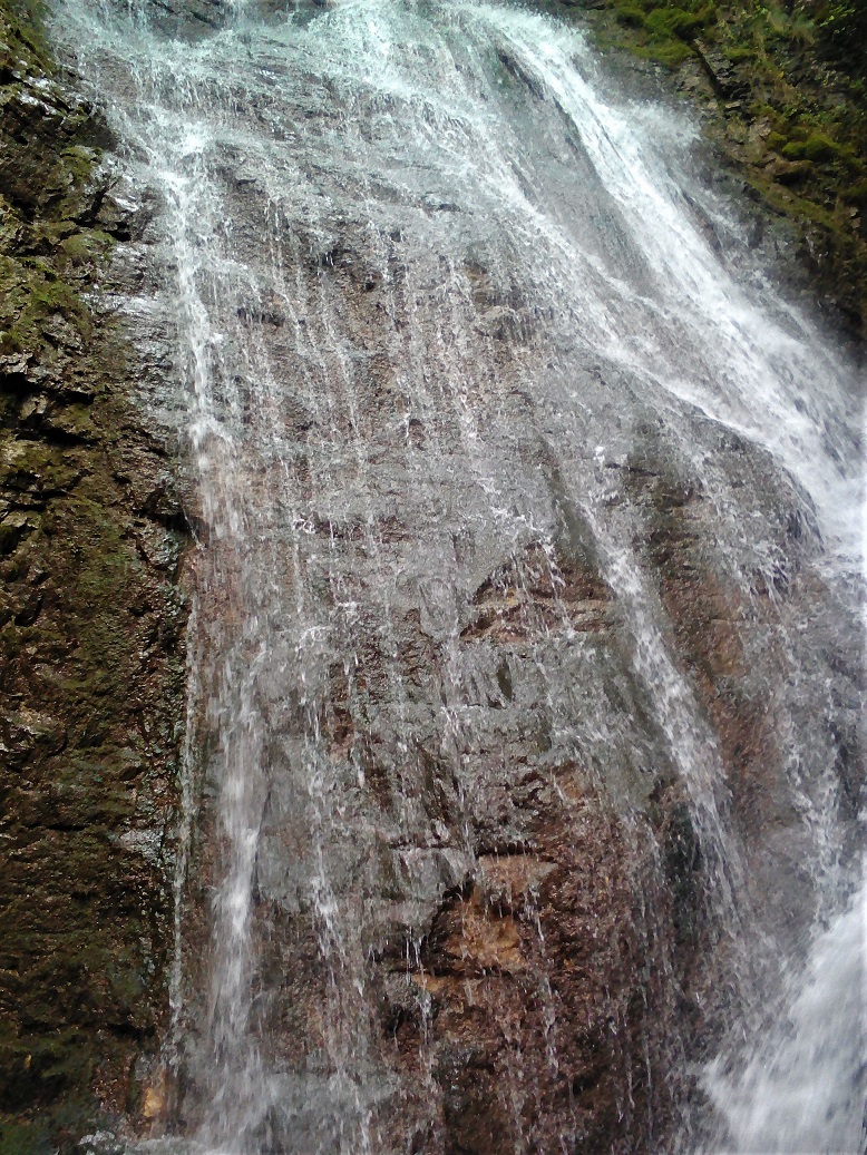 Под пръските на водопада, водопад Скока