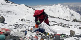 Кампания за почистване в района на Еверест