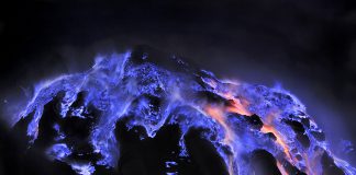 Вулканът, който изригва в синьо