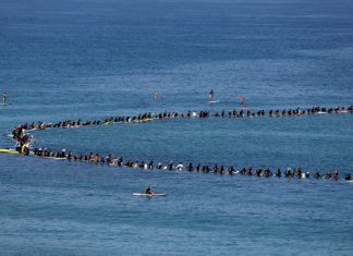 Израелци караха сърф в знак на протест