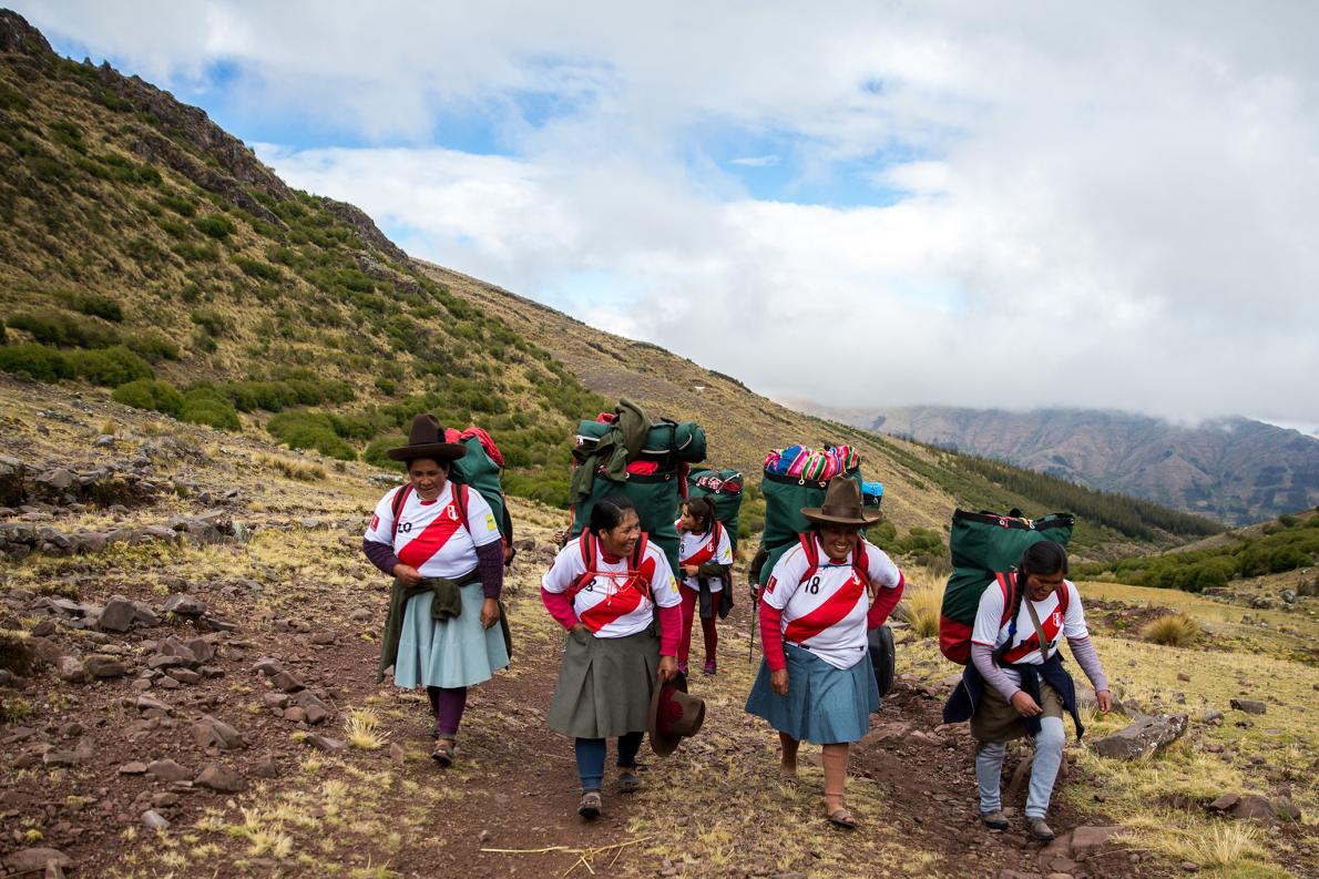 Първите жени високопланински носачи в Перу
