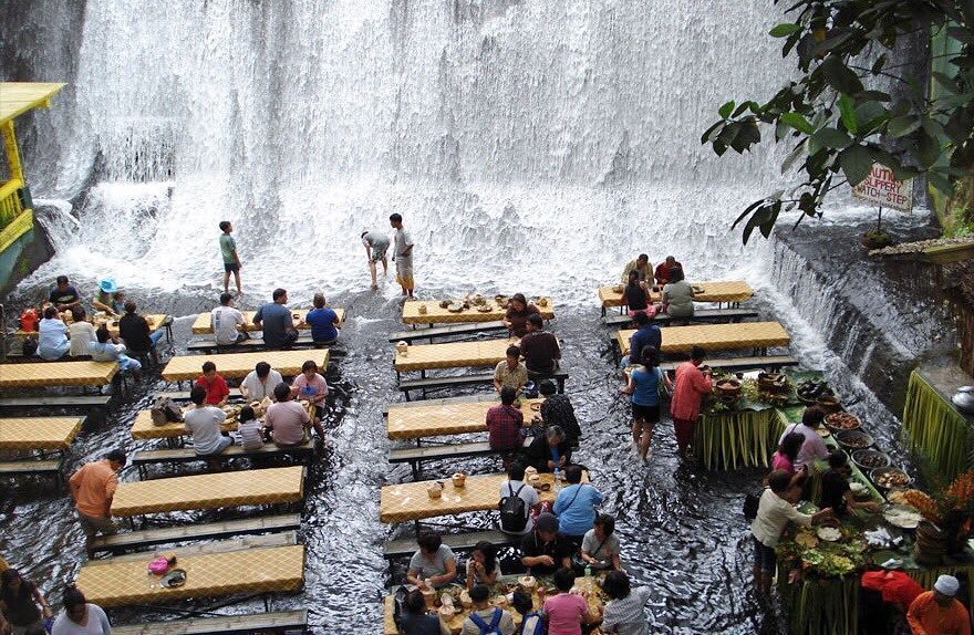 Ресторант водопад във Филипините