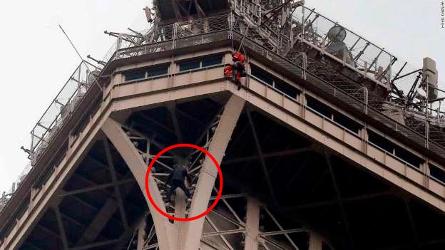 Мъж се изкачи на айфеловата кула