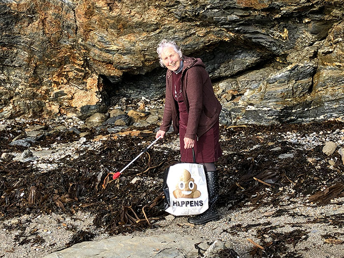 Баба Пат, която чисти плажове