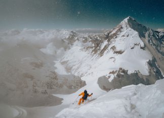 Първо спускане със ски от Лхотце