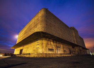 Масивното туловище на Richmond Shipyards General Warehouse. Сградата е построена през 1942-ра година и представлява склад, който е бил част от корабостроителницата Richmond Shipyards в града Ричмонд, Северна Калифорния. Складът е снабдявал новите кораби (така наречените Liberty Ships) с всичко, нужно за тяхното обзавеждане, преди да се отправят на война.