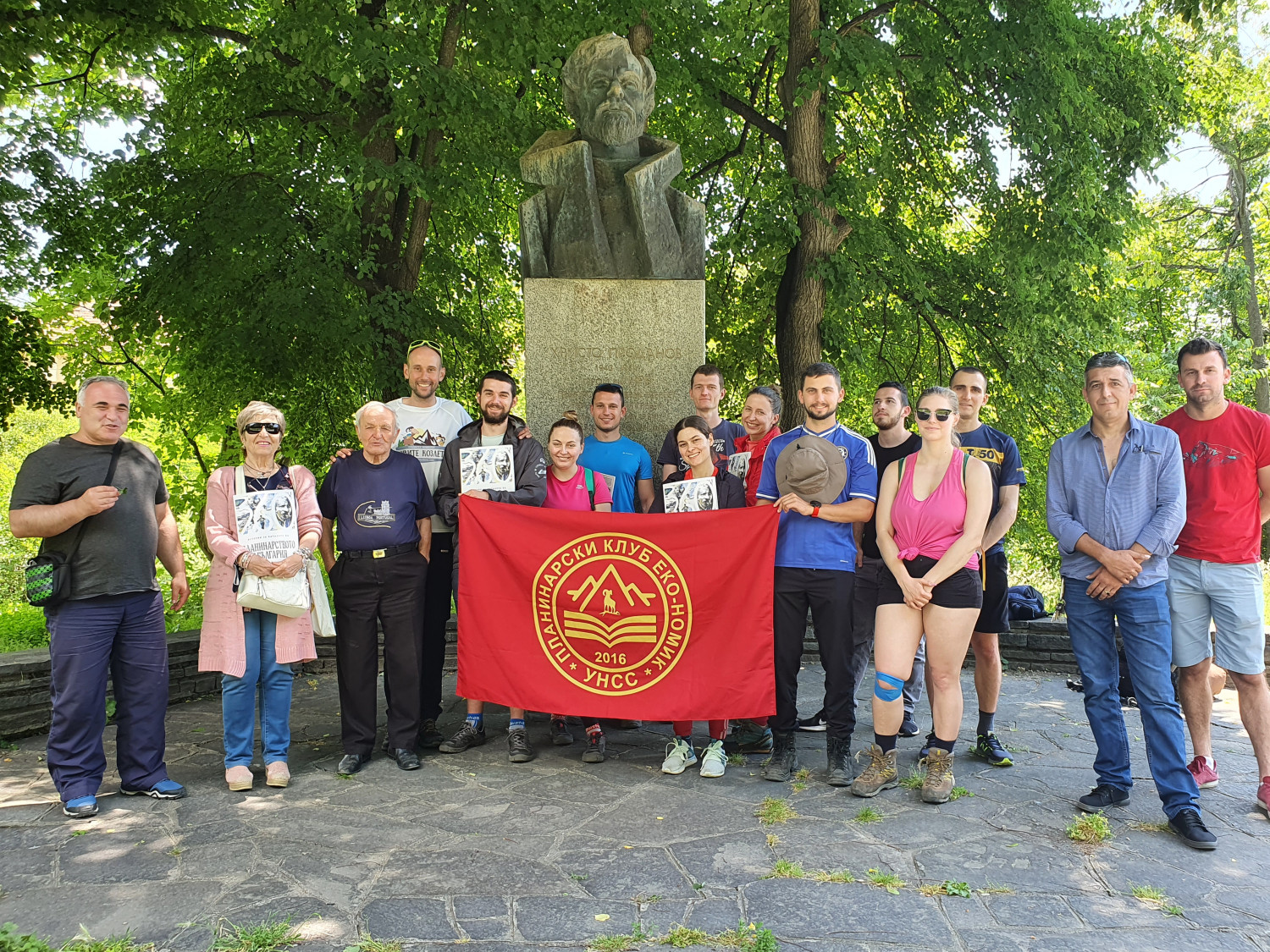 Пред Бюста на великия алпинист