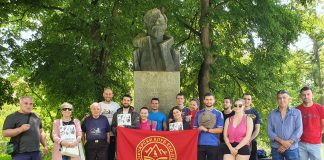 Пред Бюста на великия алпинист