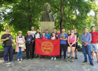 Пред Бюста на великия алпинист