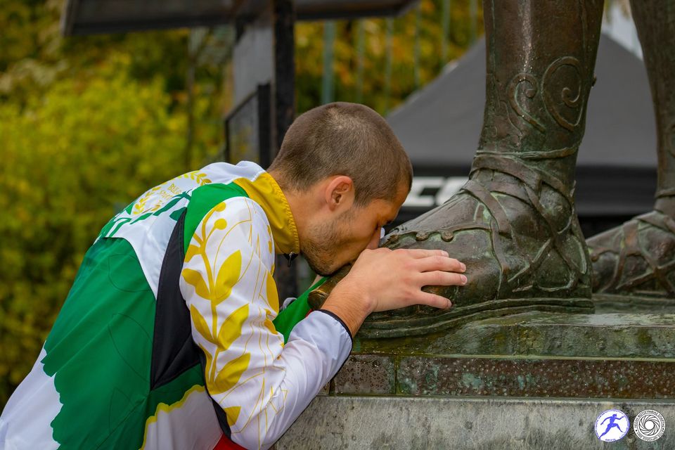 Христо Цвектов целува статуята на цар Леонидас на финала на Спартатлон, 2018 г.