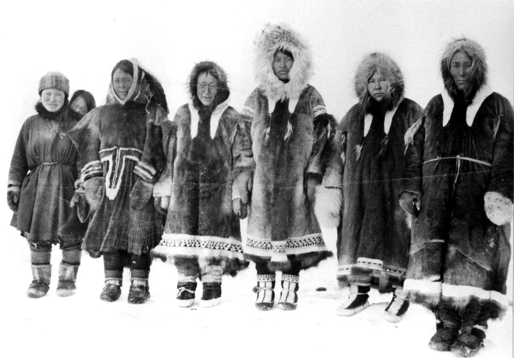 Инуитски жени, облечени в парки