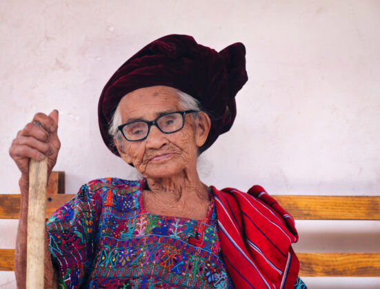 Жена от етническата група какчикел в традиционно облекло. Гватемала