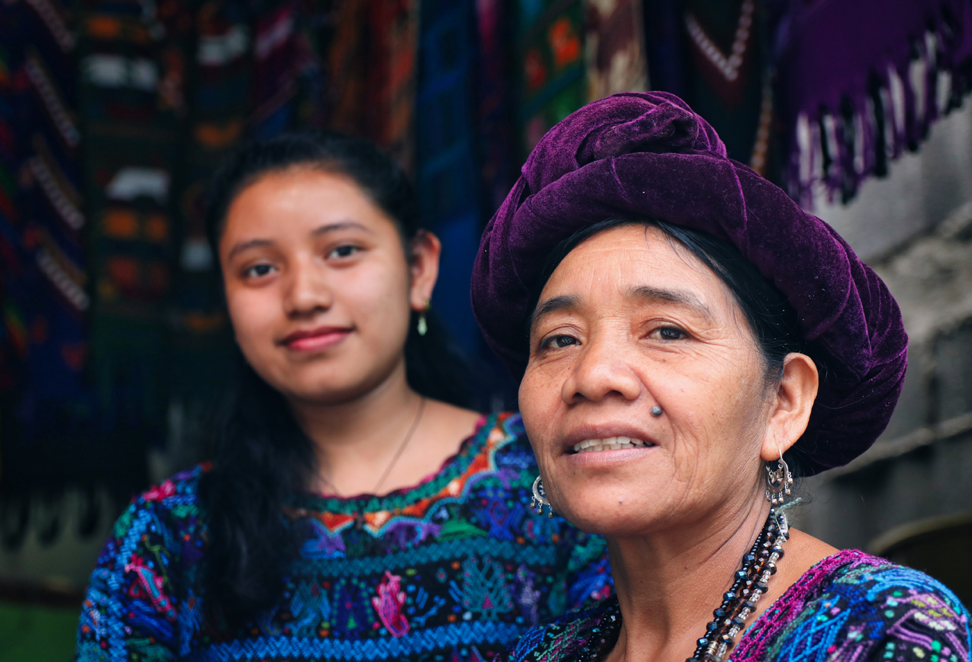 Майка и дъщеря от етническата група какчикел. Гватемала