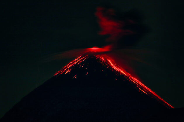 Вулкан Фуего избухва на всеки 10-15 минути. Гватемала