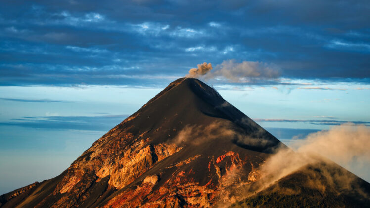 Вулкан Фуего избухва на всеки 10-15 минути. Гватемала