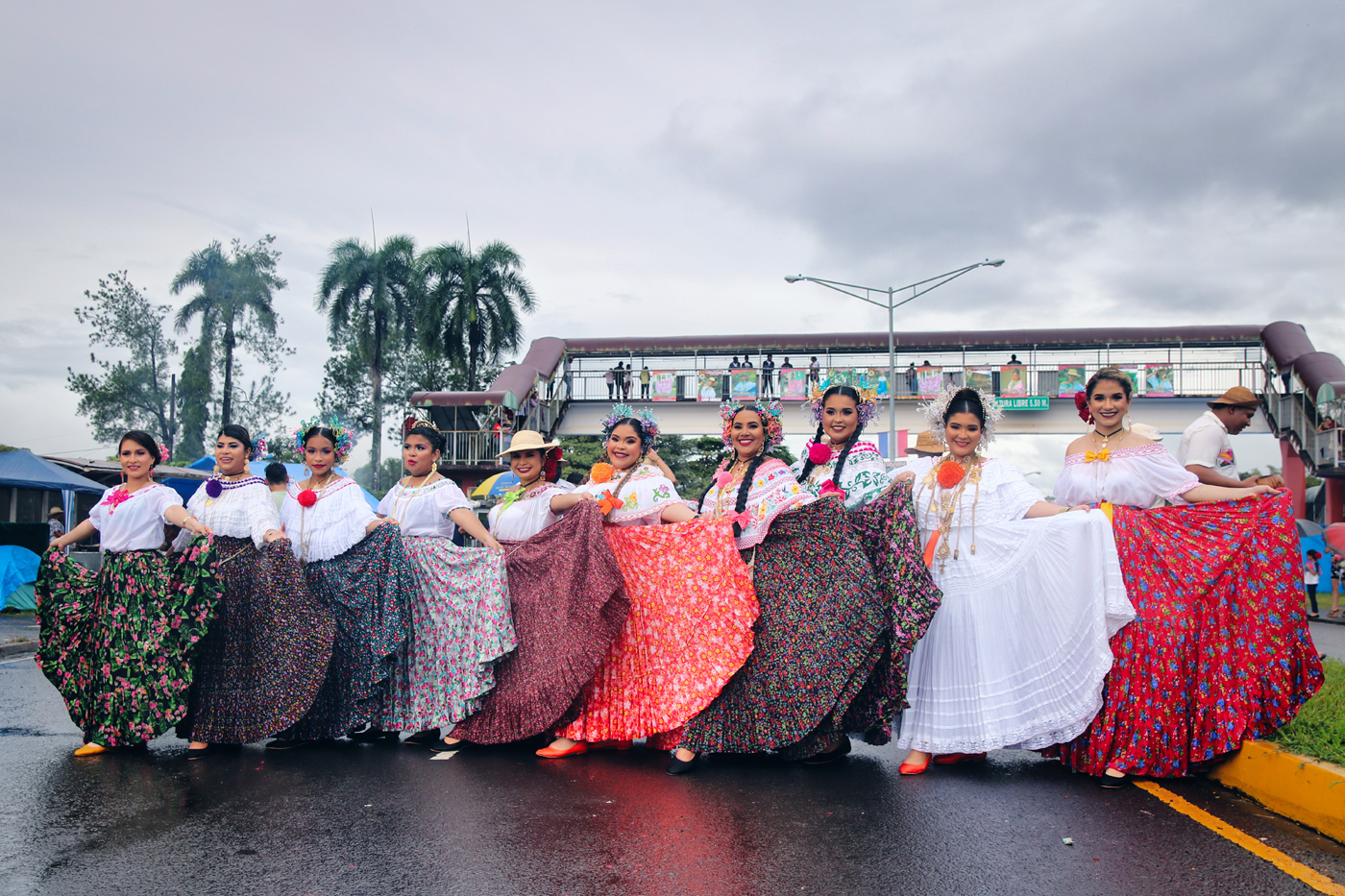 Момичета облечени в традиционнa pollera (пойери). Панама