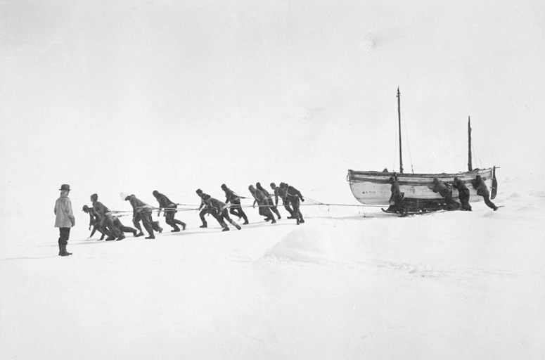 Екипажът на Шакълтън дърпа трите спасителни лодки по арктическия лед