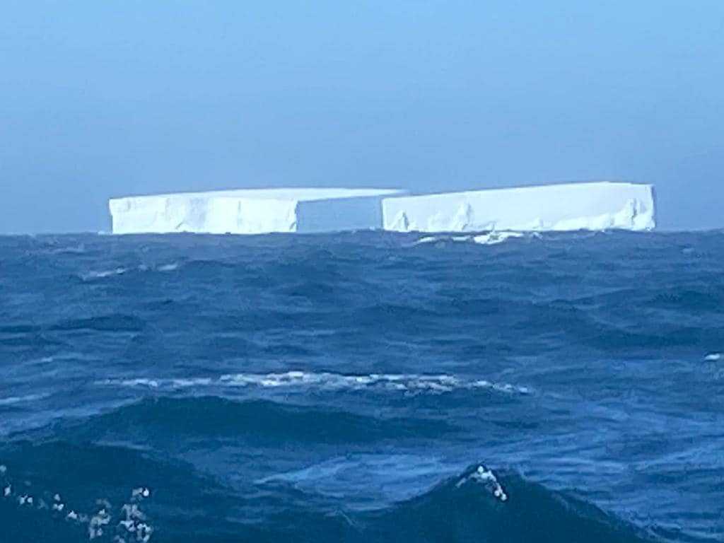 Гигантски ледени блокове