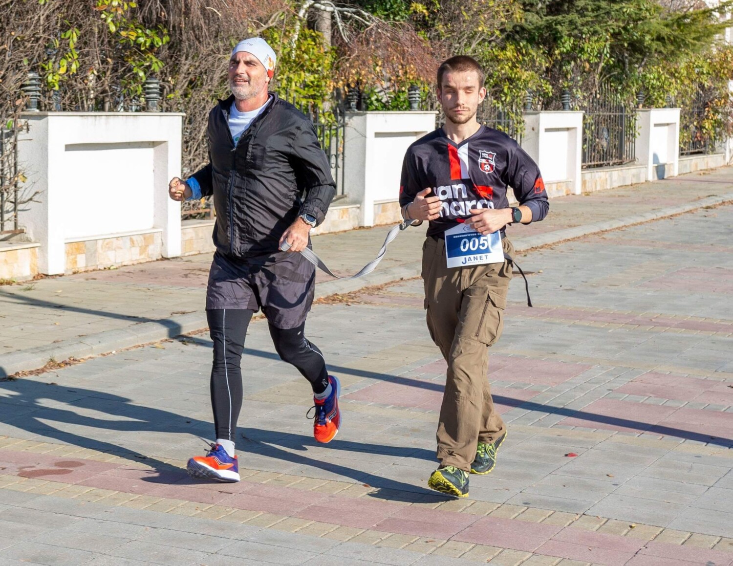 Виктор Асенов на бягането в Несебър с водача си Димитър Стоянов