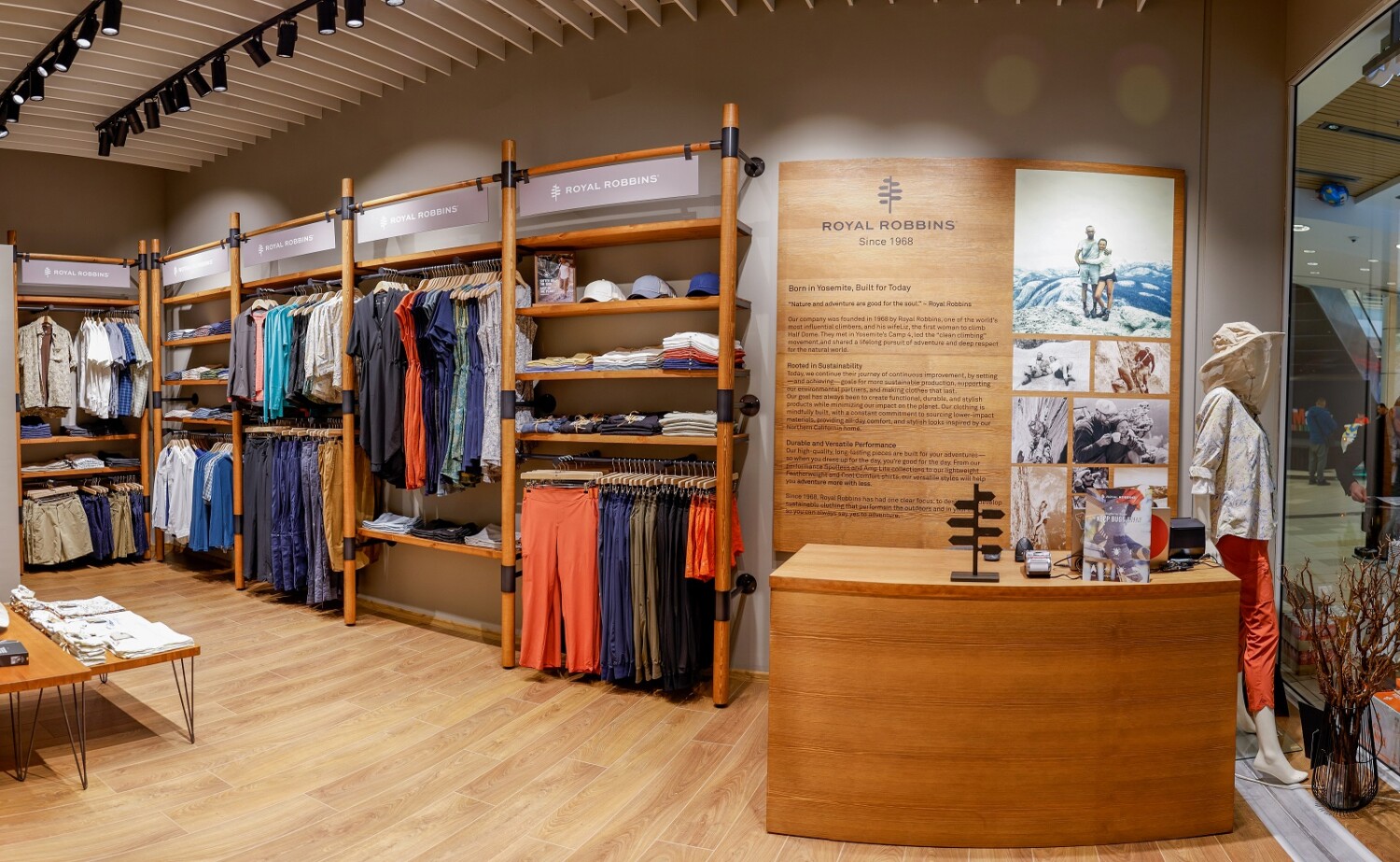 Магазинът на Royal Robbins в търговски център The Mall