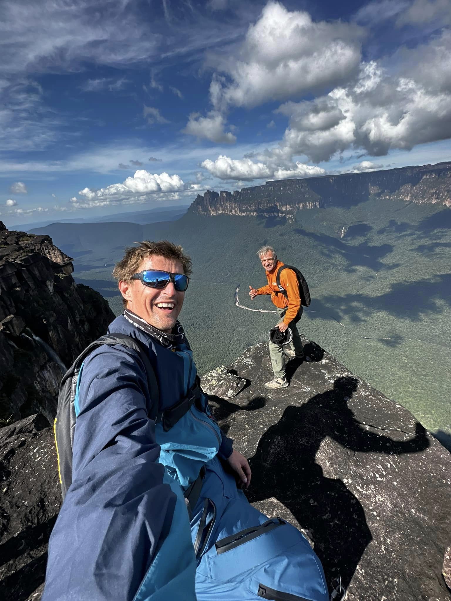 Весо Овчаров и Иво Нинов скочиха от най-високия водопад на света 