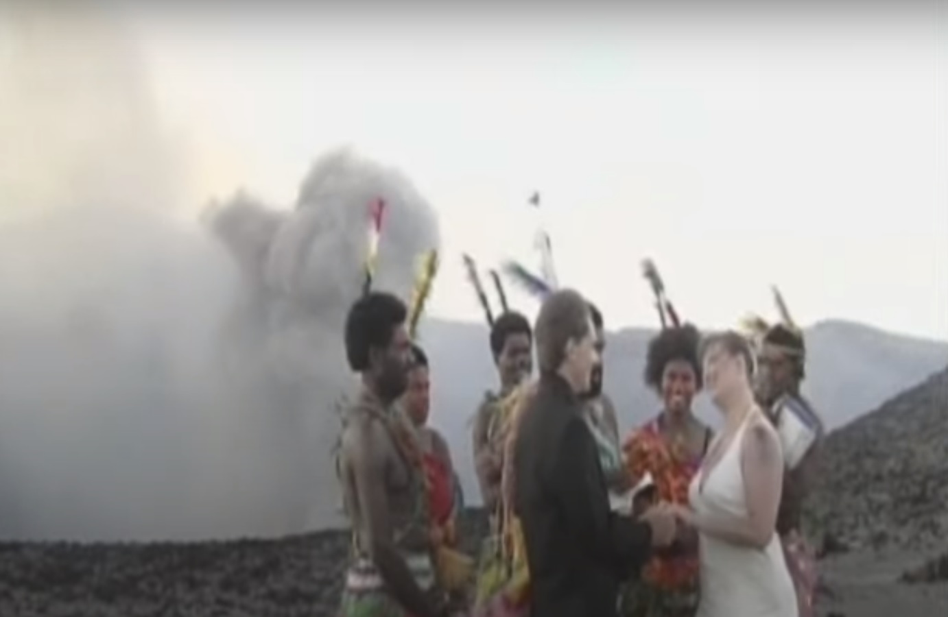Джордж Курунис и съпругата му Мишел си казват "Да" на върха на действащ вулкан