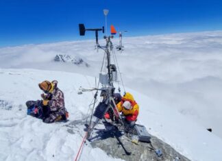 Построяване на метеорологичната станция на Еверест