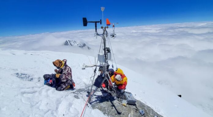 Построяване на метеорологичната станция на Еверест