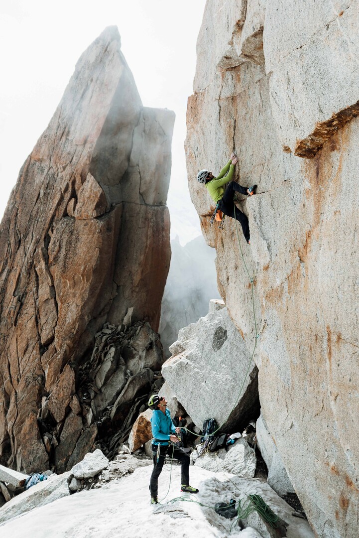 Виктор Варошкин и Емилиян Колевски катерят Gendarme des Cosmiques в масива Aiguille du Midi