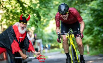Диди, "дяволът", който обикаля всеки етап на Tour de France) и нахъсва състезателите