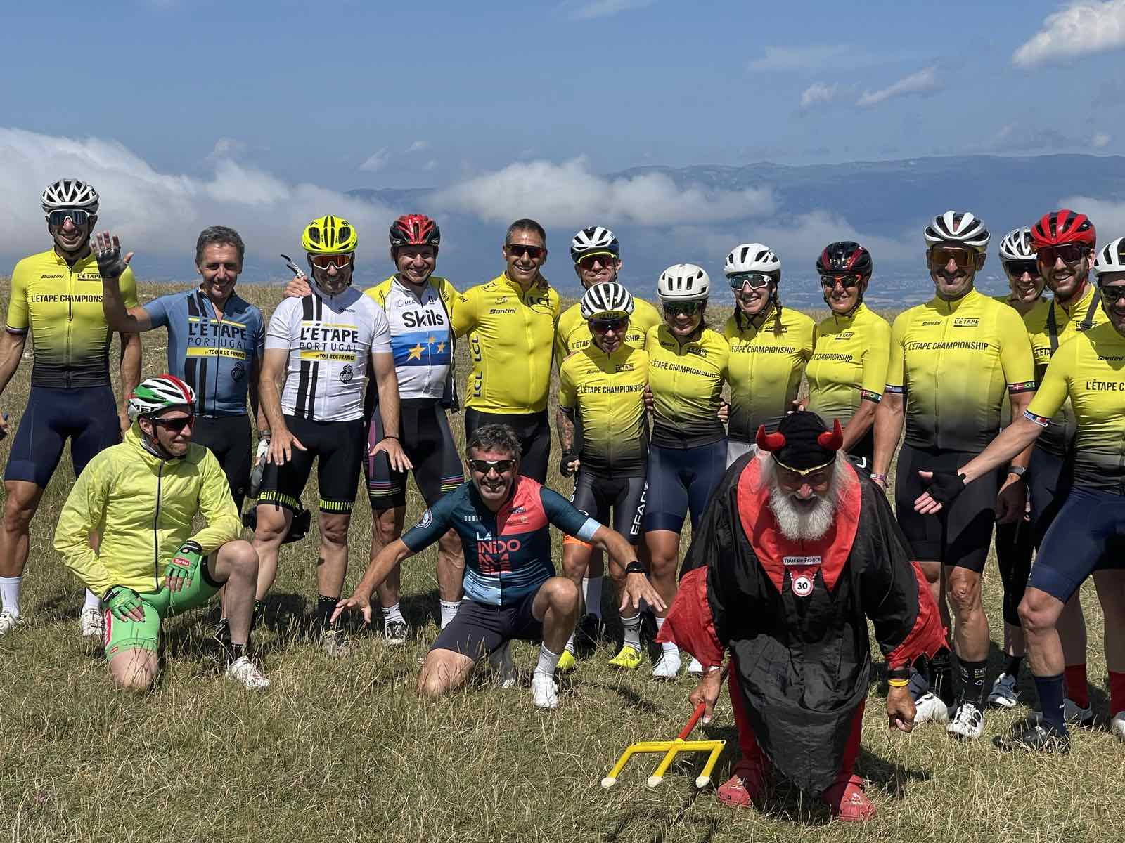 Снимка с победителите от всички етапи на L’Étape du Tour de France, провеждани по света