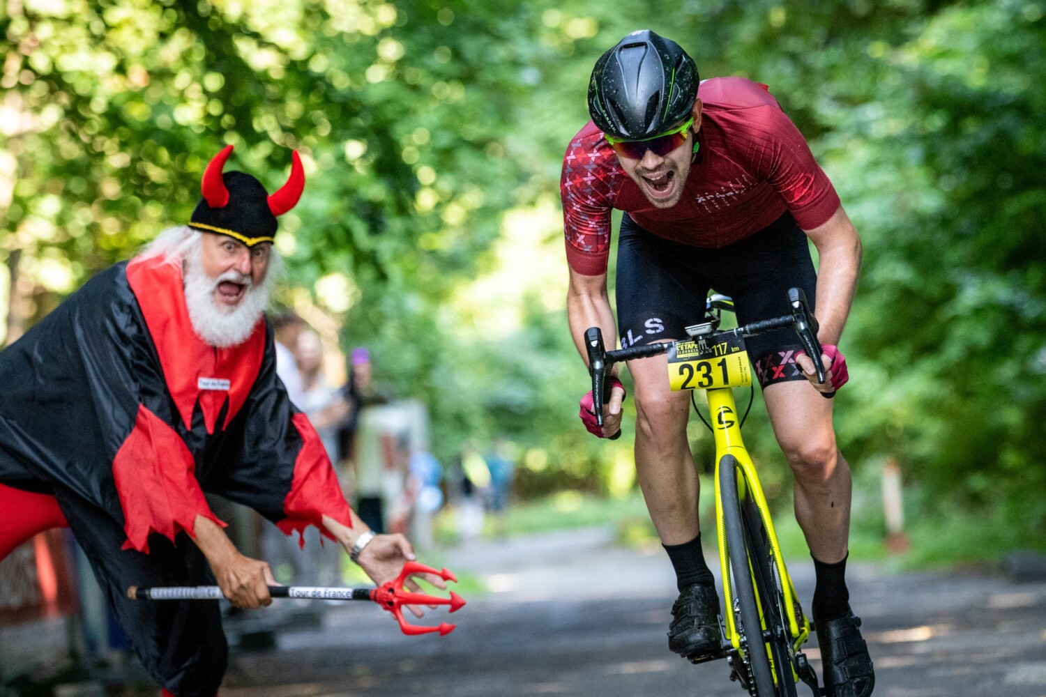 Диди, "дяволът", който обикаля всеки етап на Tour de France) и нахъсва състезателите