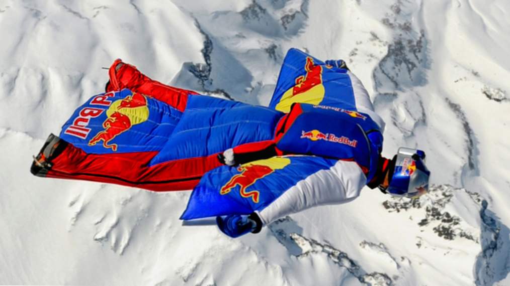 Валери Розов рави най-високия бейс скок с уингсют от 7220 м по пътя към Еверест .