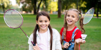 Над 1200 деца от 75 училища ще могат да практикуват активно бадминтон Деца играят бадминтон