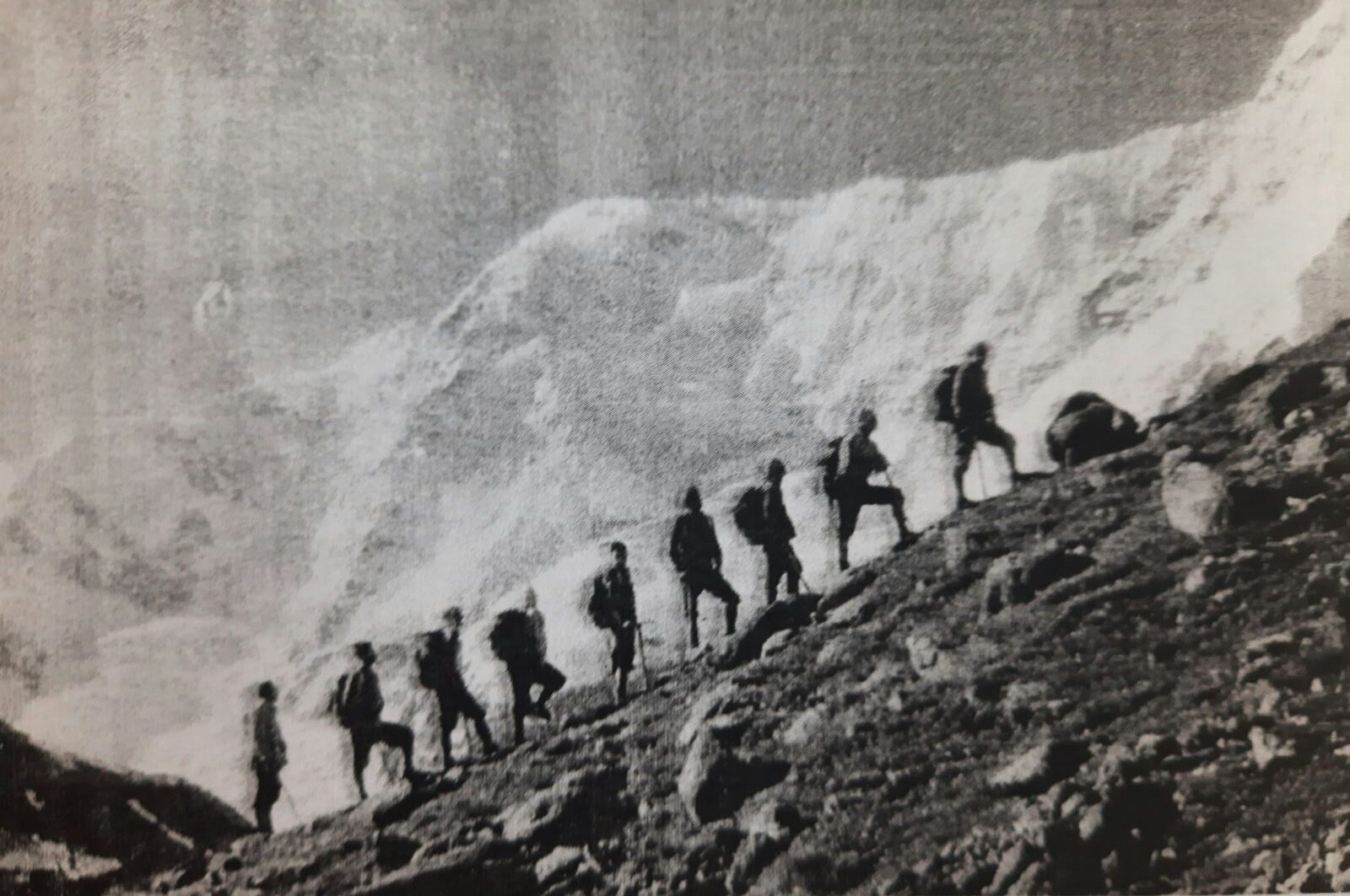 Редицата наши алпинисти на фона на Безенгийската стена, втори се движи Христо Проданов