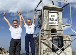 Тея Дамянова, на 10 години, Виктория Траянова, на 9 години, изкачват всички 39 върхове