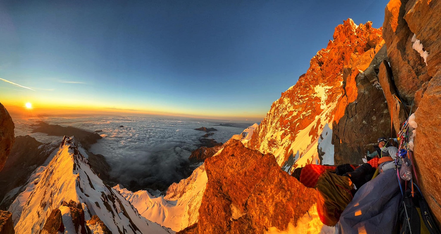 Пирин Галов и Димитър Кьосев нощуват на височина около 4400 м на ръба Сигнал Купе малко под Капана Маргарита, след над 15 часа катерене