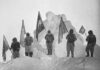 1909 г.: Групата на Пири на мястото, което смятат за Северния полюс