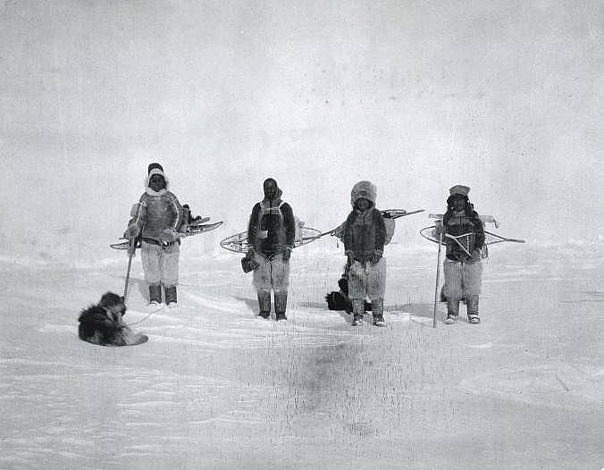 Поход с кучешки впряг към Северния полюс: Матю Хенсън, заедно с трима инуити 
