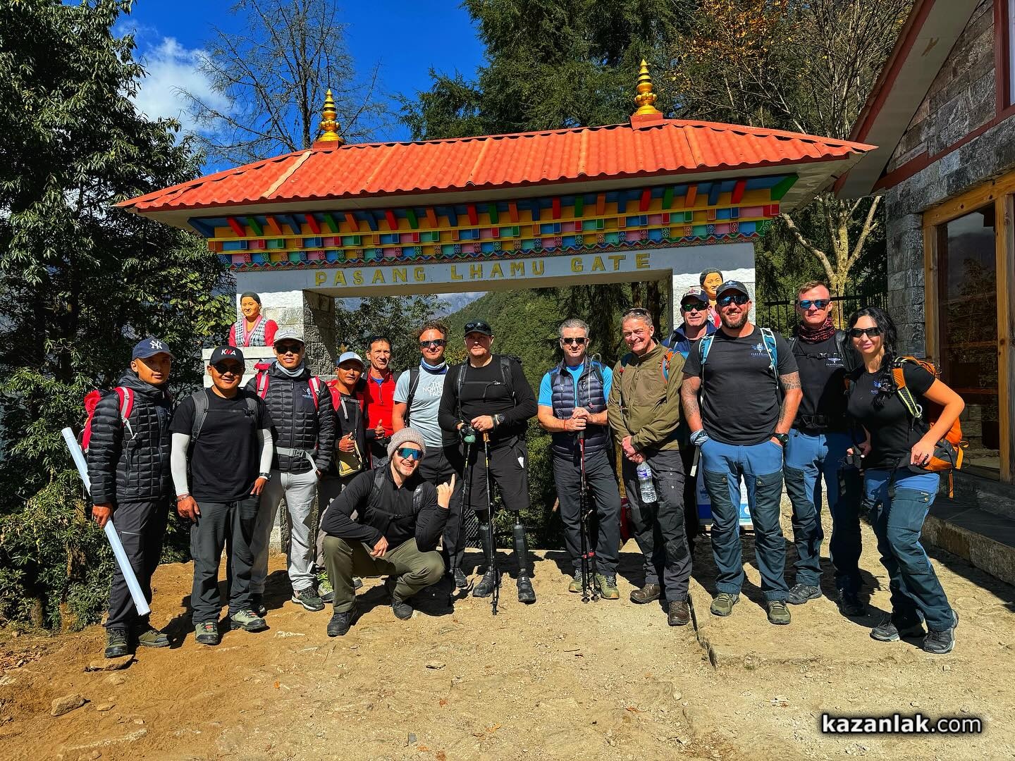 Красимир Илиев с групата от инструктори по парашутизъм и ветерани от английската армия