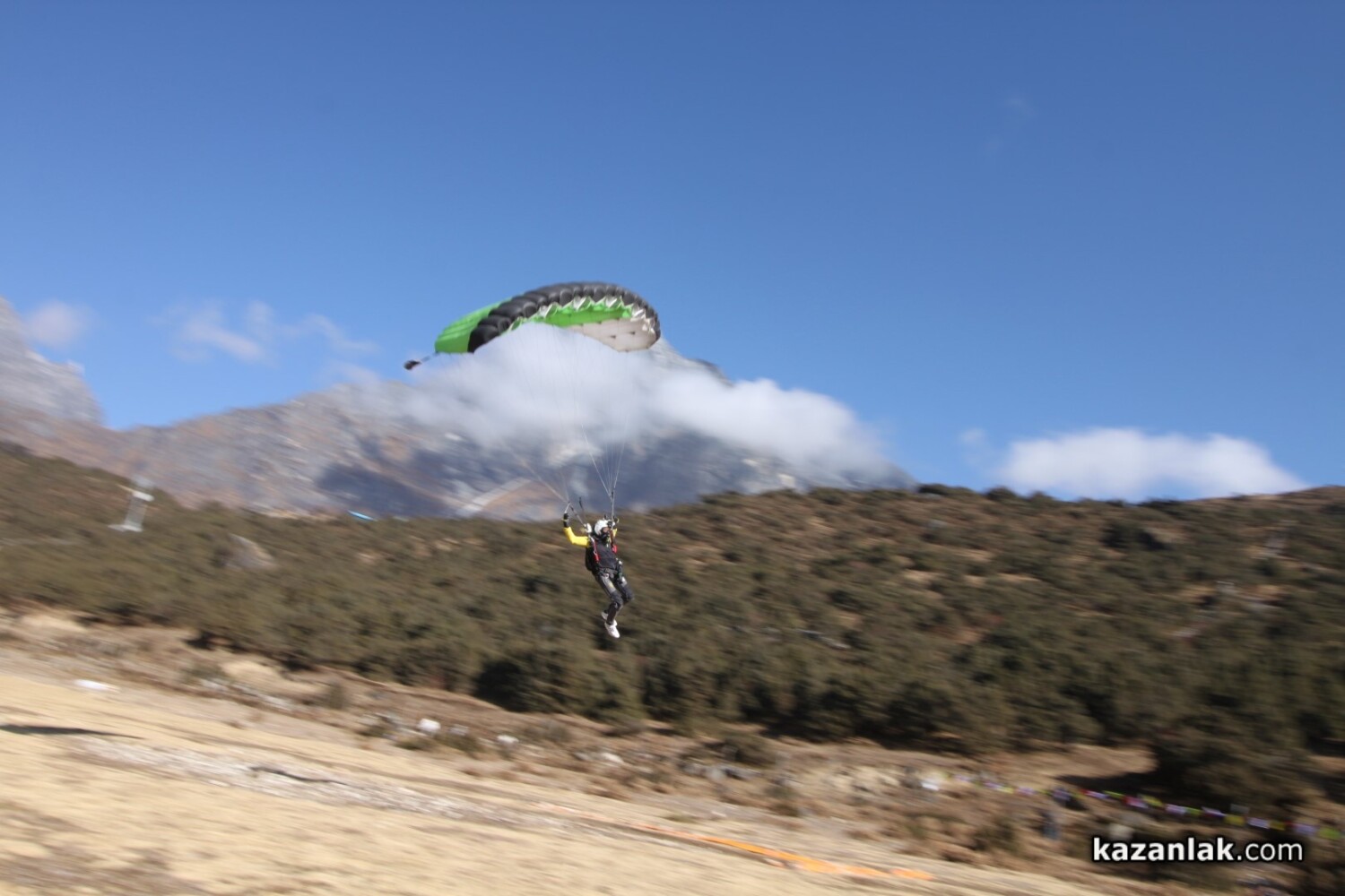 Българинът Красимир Илиев скочи с рекордно малък парашут край Еверест
