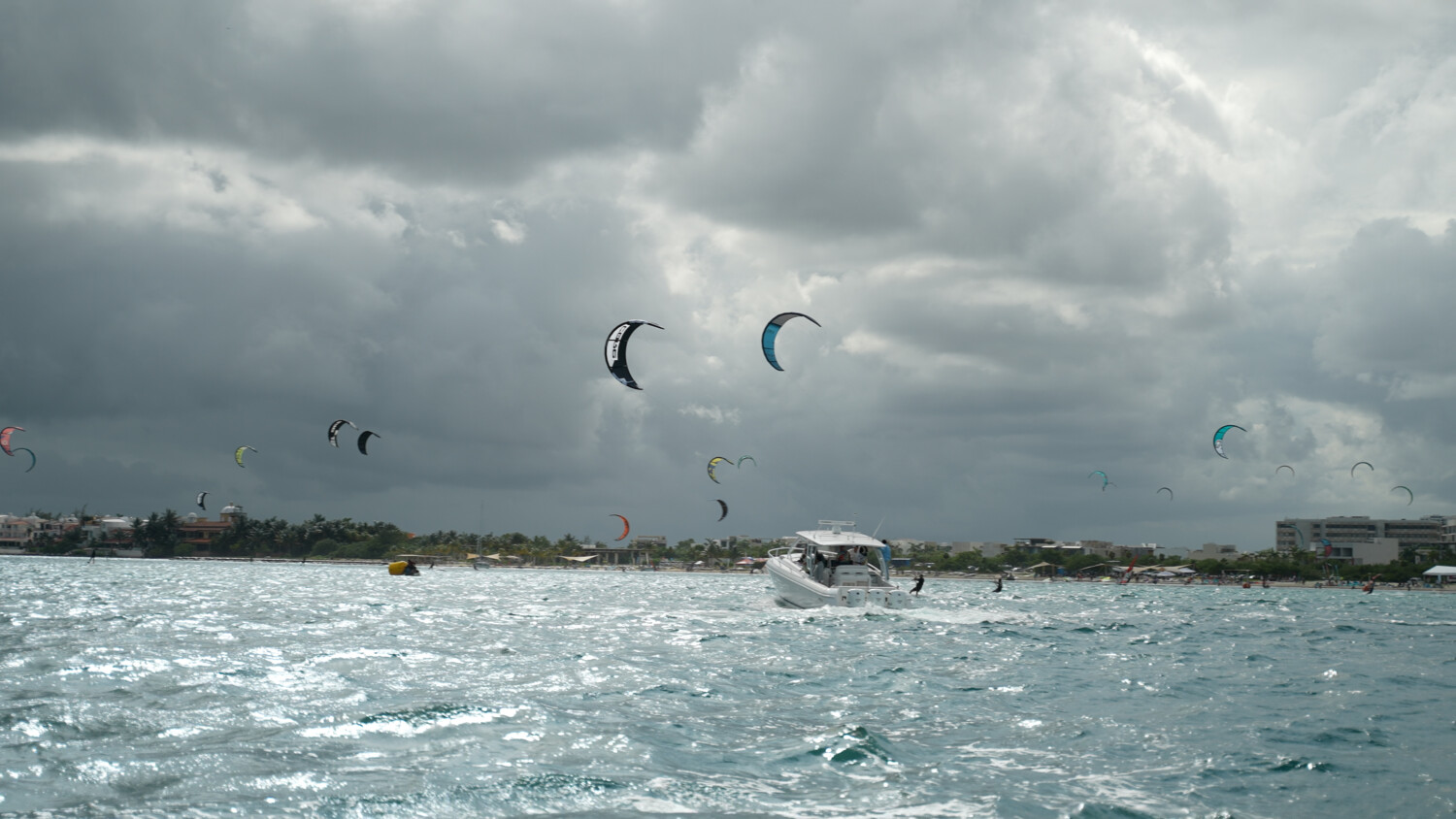 Лошото време поставя на изпитание участниците в надпреварата по кайтсърф в състезанието Mayan Wind Fest 